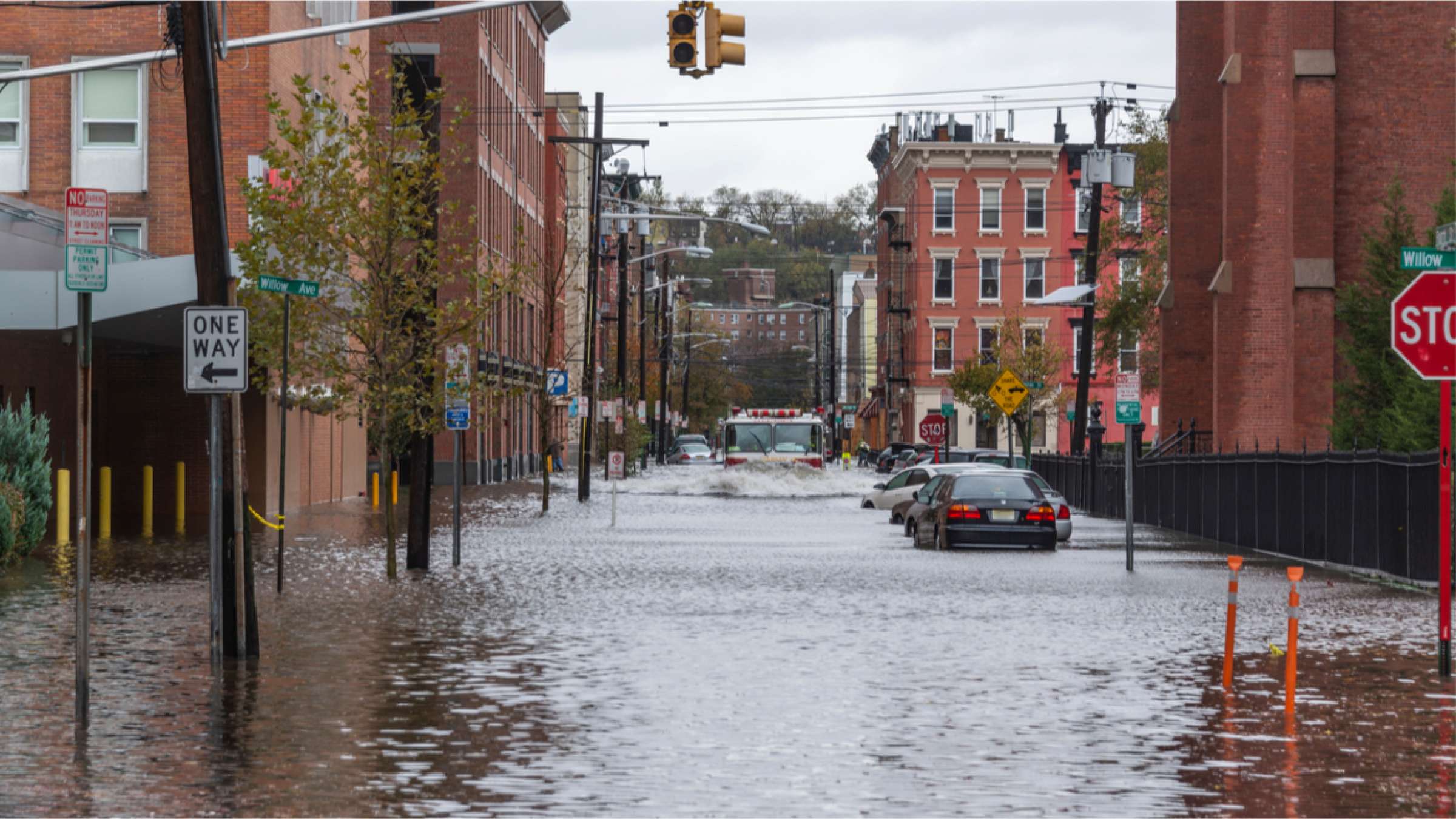 超级风暴桑迪霍博肯，新泽西州。威洛街和第四街拐角处的街道和汽车被洪水淹没。