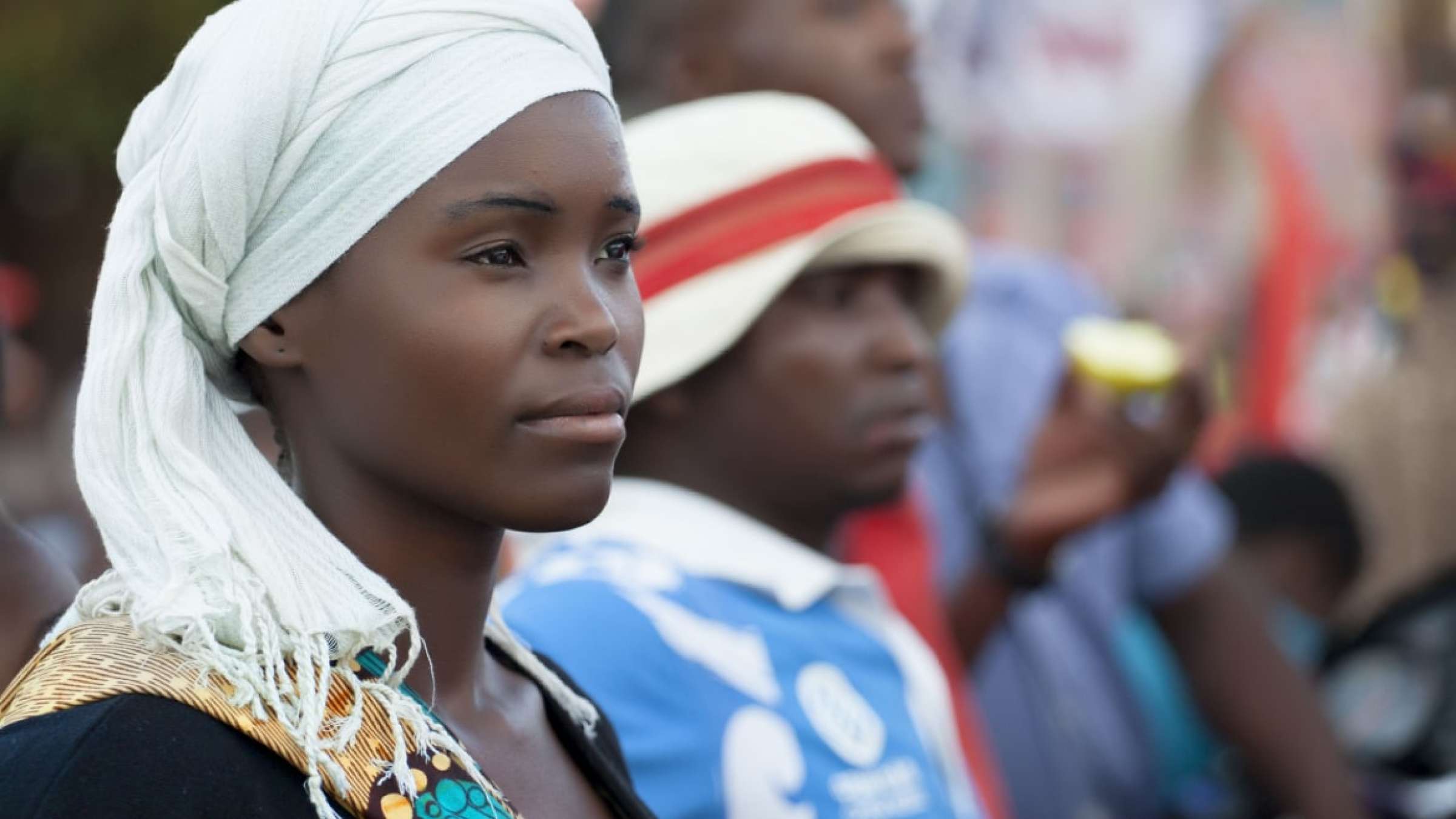 莫桑比克北部，一名年轻女子头戴传统围巾参加公开活动